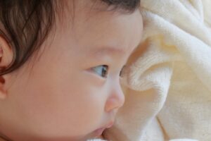 見つめる赤ちゃん